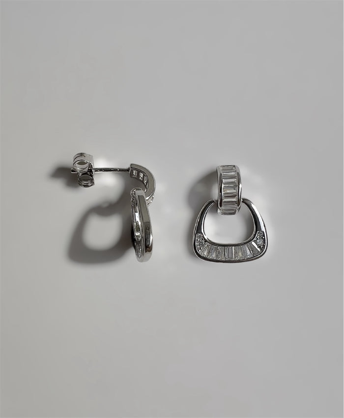 Елегантни сребърни обеци „Инканто“ с модерен геометричен дизайн, полирано сребро и декорации от кубичен цирконий.